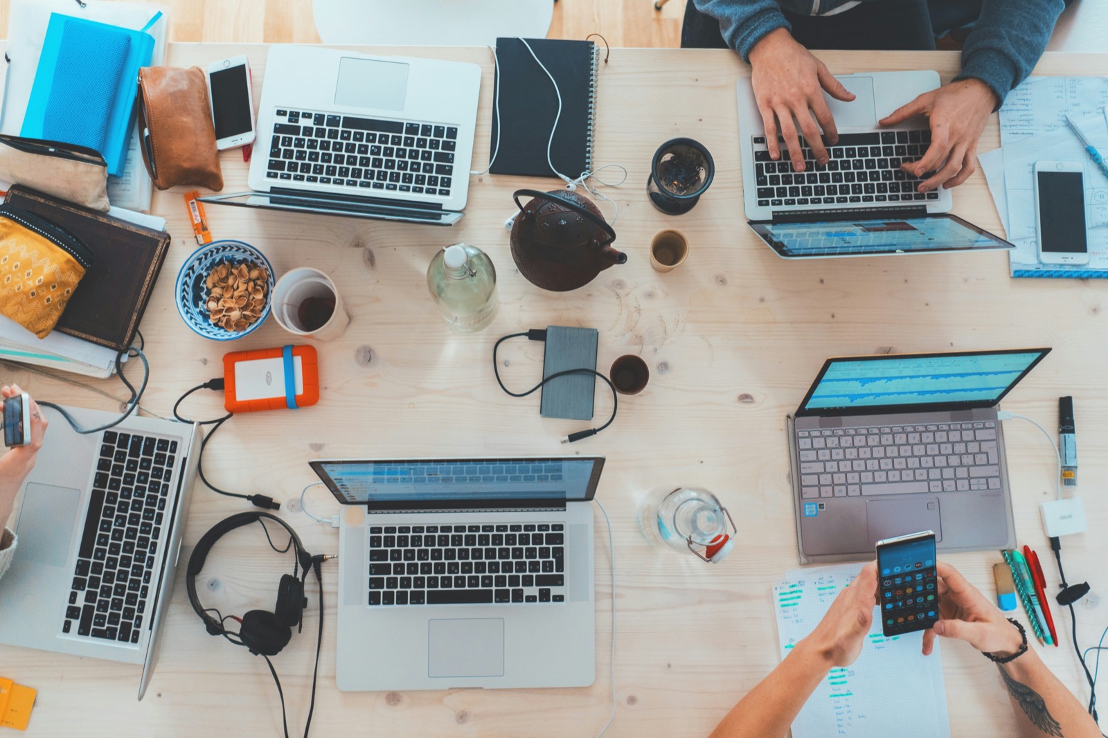 Equipe Tdireciona trabalhando em estratégias digitais