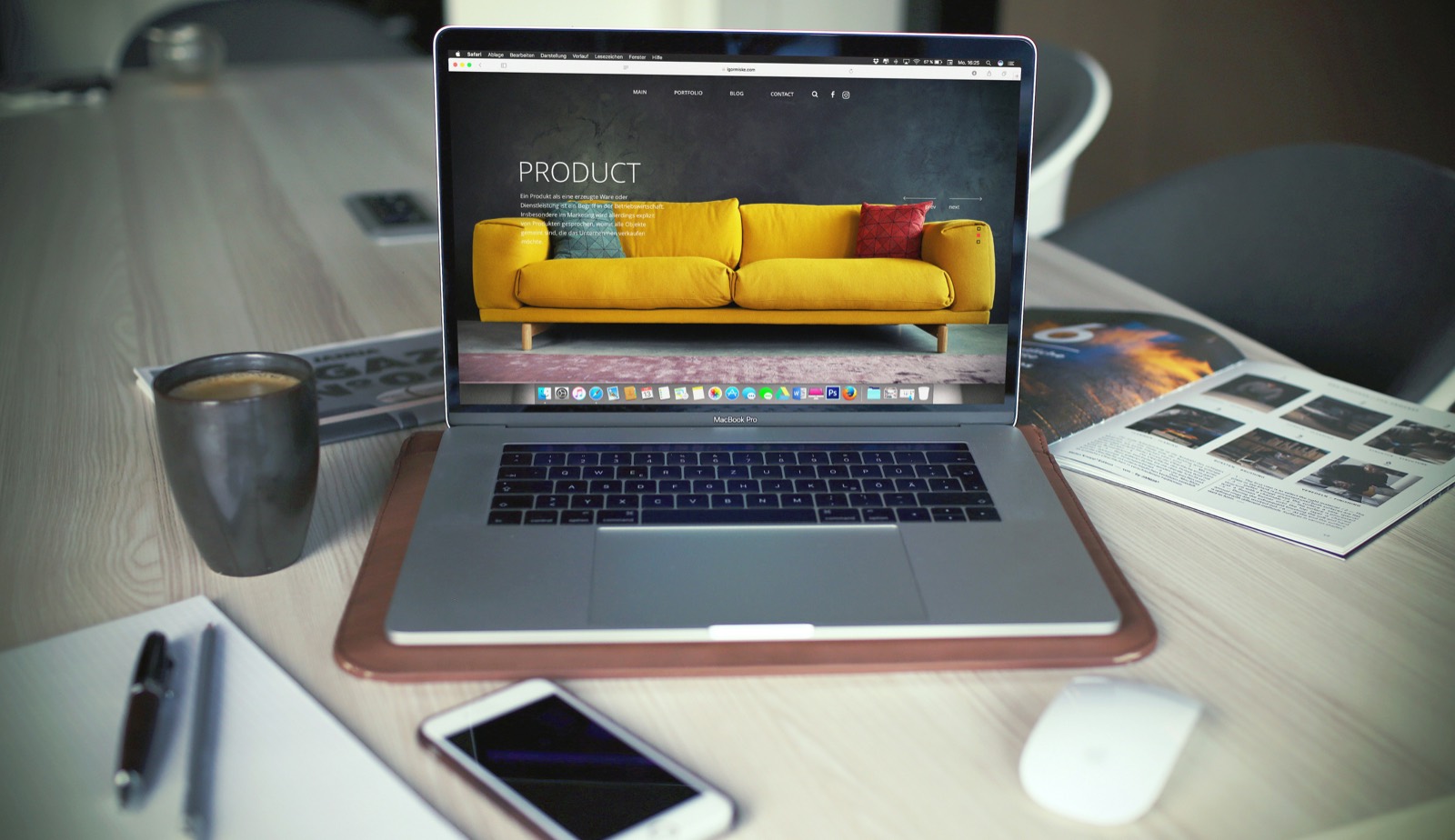 Exemplo de site profissional aberto em um notebook