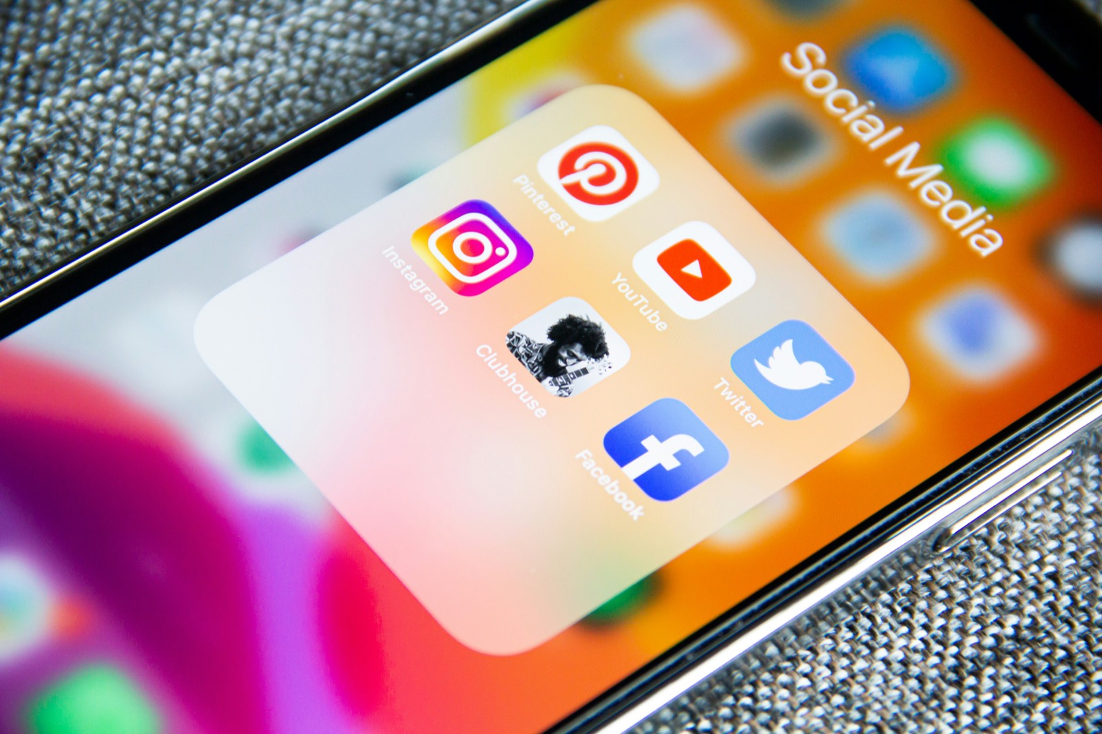 Redes sociais organizadas em um smartphone